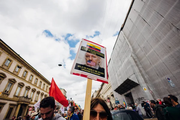 MILAN, İTALYA - 25 Nisan 2022: İnsanlar İtalya 'nın Nazizm ve Faşizm' den kurtuluşunun yıldönümünü kutlamak ve barış talebinde bulunmak için Milano sokaklarına döküldü