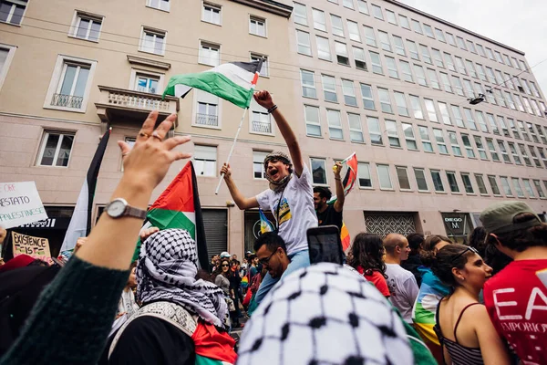 MILAN, ITALY - 25 Nisan 2022: İnsanlar İtalya 'nın Nazizm ve Faşizm' den kurtuluşunun yıldönümünü kutlamak ve Filistin için adalet talep etmek için Milano sokaklarına döküldü