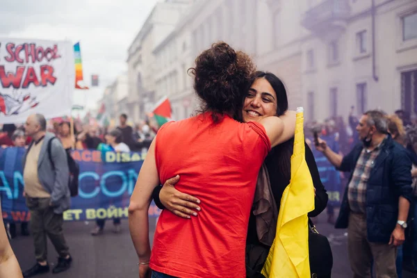 MILAN, İTALYA - 25 Nisan 2022: İnsanlar İtalya 'nın Nazizm ve Faşizm' den kurtuluşunun yıldönümünü kutlamak ve barış talebinde bulunmak için Milano sokaklarına döküldü