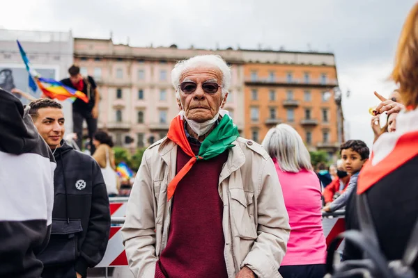 MILAN, İTALYA - 25 Nisan 2022: İnsanlar İtalya 'nın Nazizm ve Faşizm' den kurtuluşunun yıldönümünü kutlamak ve barış talebinde bulunmak için Milano sokaklarına döküldü