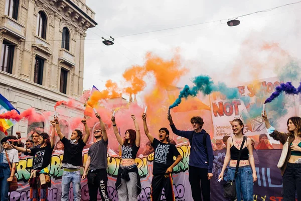 MILAN, İTALYA - 25 Nisan 2022: İnsanlar İtalya 'nın Nazizm ve Faşizm' den kurtuluşunun yıldönümünü kutlamak ve barış talebinde bulunmak için Milano sokaklarına döküldü