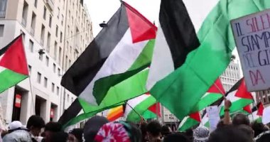 MILAN, İTALYA - 25 Nisan 2022: İnsanlar İtalya 'nın Nazizm ve Faşizm' den kurtuluşunun yıldönümünü kutlamak ve barış talebinde bulunmak için Milano sokaklarına döküldü