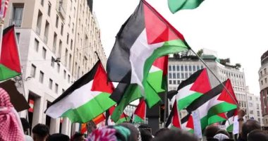 MILAN, İTALYA - 25 Nisan 2022: İnsanlar İtalya 'nın Nazizm ve Faşizm' den kurtuluşunun yıldönümünü kutlamak ve barış talebinde bulunmak için Milano sokaklarına döküldü