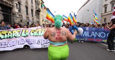 MILAN, İTALYA - 25 Nisan 2022: İnsanlar İtalya 'nın Nazizm ve Faşizm' den kurtuluşunun yıldönümünü kutlamak ve barış talebinde bulunmak için Milano sokaklarına döküldü