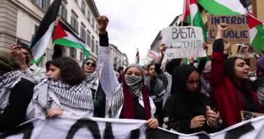 MILAN, İTALYA - 25 Nisan 2022: İnsanlar İtalya 'nın Nazizm ve Faşizm' den kurtuluşunun yıldönümünü kutlamak ve barış talebinde bulunmak için Milano sokaklarına döküldü