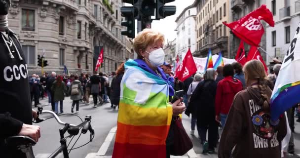 Milië Italië April 2022 Mensen Trokken Straat Milaan Verjaardag Vieren — Stockvideo