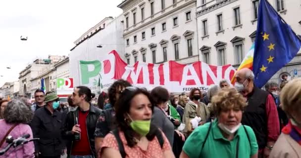 Milië Italië April 2022 Mensen Trokken Straat Milaan Verjaardag Vieren — Stockvideo