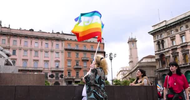 Milano Italia Aprile 2022 Gente Scende Piazza Milano Celebrare Anniversario — Video Stock