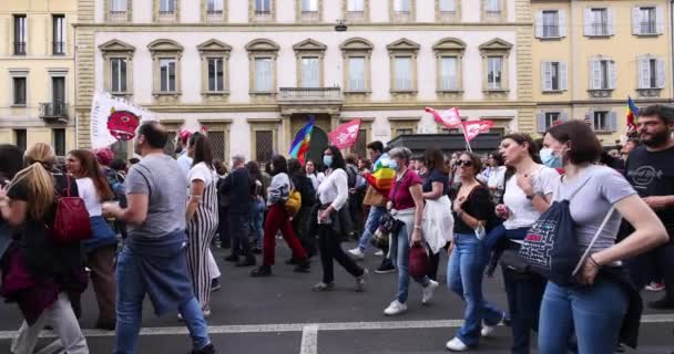 Milië Italië April 2022 Mensen Trokken Straat Milaan Verjaardag Vieren — Stockvideo