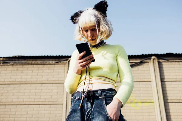 Young Gender Fluid Woman Outdoor Nonconformist Using Smartphone Watching Streaming — Stockfoto