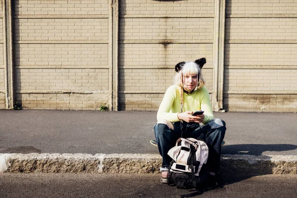 Young Nonconformist Woman Outdoor Using Smartphone Surfing Internet — Stok fotoğraf