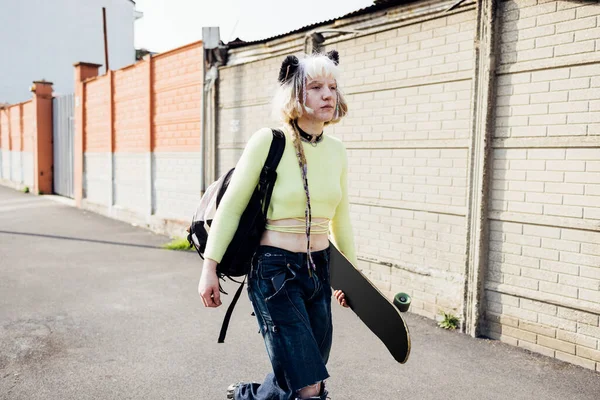 아름다움 기교없는 여자가 스케이트보드를 다닌다 — 스톡 사진