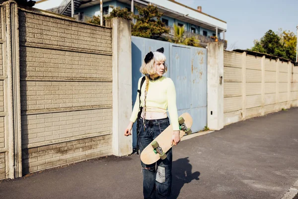 Nonconformist Normal Beauty Young Skater Woman Outdoor Walking City Holding — 스톡 사진