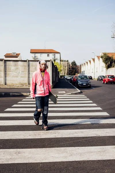 Nonconformist Young Rebel Genderfluid Woman Afab Skater Walking Outdoor —  Fotos de Stock