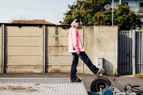 Non Binary Nonconformist Young Woman Posing Outdoor Playing Tire — Stok fotoğraf