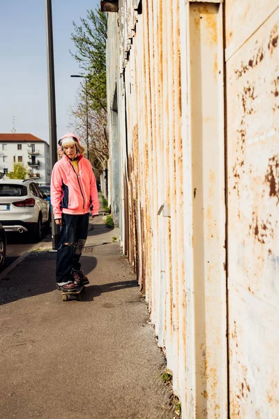 Jong Diverse Rebel Alternatieve Queer Vrouw Schaatsen Paardrijden Longboard Outdoor — Stockfoto