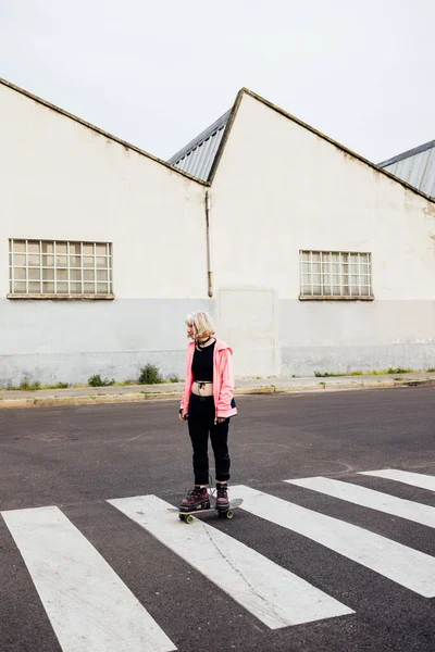 Young Non Binary Afab Person Gen Outdoors Skateboarding — Stok fotoğraf
