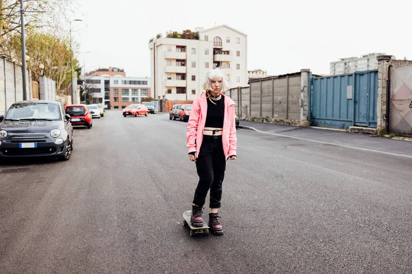 Rebel Alternative Young Woman Outdoors Riding Skate Skateboarding Empty City — Fotografia de Stock