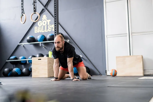 Young Atletic Sportive Man Indoors Gym Practicing Training Stretching Wearing — Stock Fotó