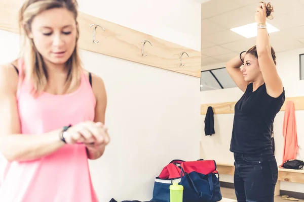 Two Sportive Athletic Women Gym Locker Room Changing Preparing Training — Φωτογραφία Αρχείου