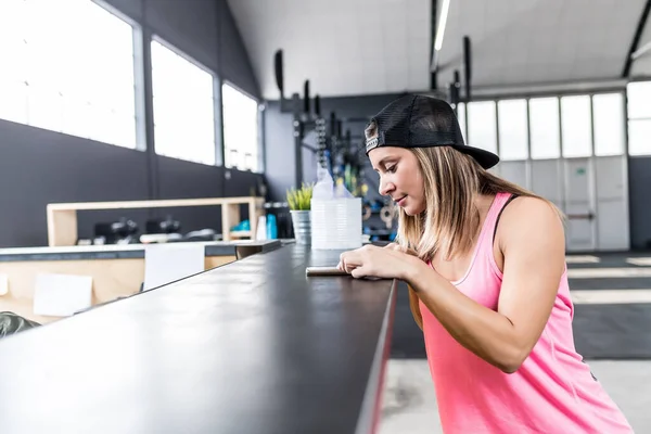Young Sportive Woman Indoor Gym Using Smartphone Wearing Sportswear — Zdjęcie stockowe
