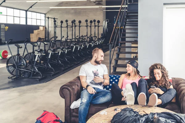 Three Athletic Friends Sitting Couch Indoors Gym Having Fun Chatting — Stok fotoğraf