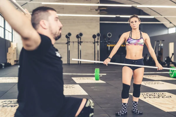 Woman Trainer Coaching Body Builder Man Weight Lifting Training Gym — Φωτογραφία Αρχείου