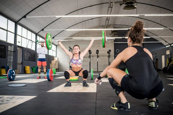 Young Sportive Muscular Woman Athlete Deadlift Weight Lifting Assisted Personal — Φωτογραφία Αρχείου