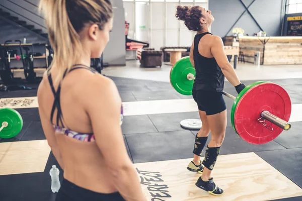 Sportos Fiatal Deadlift Képzés Felügyelt Személyi Edző Fedett Edzőterem — Stock Fotó