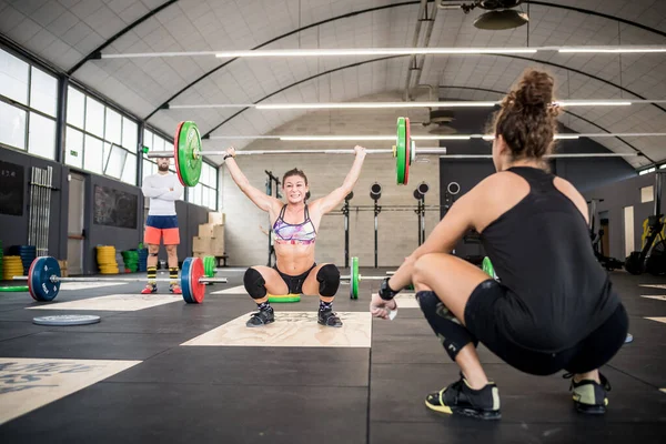Coach Training Athletic Fit Woman Indoors Gym Weightlifting Bodybuilding — Φωτογραφία Αρχείου