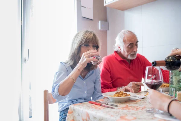 Pareja Adulta Mayor Casada Casa Almorzando Comiendo Pasta Bebiendo Agua — Foto de Stock