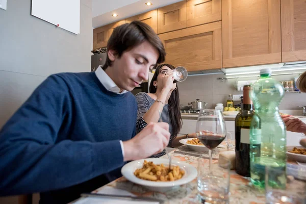 Młoda Para Domu Razem Lunch Makaron Pije Czerwone Wino — Zdjęcie stockowe