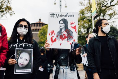 MILAN, İtalya - 25 Eylül 2022: protestocular Mahsa Amini 'nin ölümünden sonra Castello Sforzesco' da protesto işareti gösterdiler. 