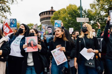 MILAN, İtalya - 25 Eylül 2022: protestocular Mahsa Amini 'nin ölümünden sonra İtalya' nın Milano kentindeki Castello Sforzesco 'da gösteri yaptılar. 