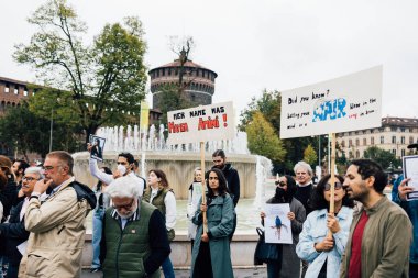 MILAN, İtalya - 25 Eylül 2022: protestocular Mahsa Amini 'nin ölümünden sonra Castello Sforzesco' da protesto işareti gösterdiler. 