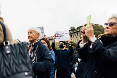MILAN, İtalya - 25 Eylül 2022: protestocular Mahsa Amini 'nin ölümünden sonra Castello Sforzesco' da protesto işareti gösterdiler. 
