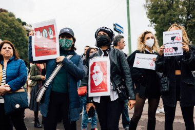 MILAN, İtalya - 25 Eylül 2022: protestocular Mahsa Amini 'nin ölümünden sonra Castello Sforzesco' da protesto işareti gösterdiler. 