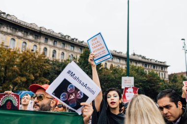 MILAN, İtalya - 25 Eylül 2022: protestocular Mahsa Amini 'nin ölümünden sonra Castello Sforzesco' da protesto işareti gösterdiler. 