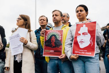 MILAN, İtalya - 25 Eylül 2022: protestocular Mahsa Amini 'nin ölümünden sonra Castello Sforzesco' da protesto işareti gösterdiler. 