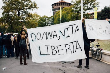 MILAN, İtalya - 25 Eylül 2022: protestocular Mahsa Amini 'nin ölümünden sonra Castello Sforzesco' da protesto işareti gösterdiler. 