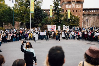 MILAN, İtalya - 25 Eylül 2022: protestocular Mahsa Amini 'nin ölümünden sonra İtalya' nın Milano kentindeki Castello Sforzesco 'da gösteri yaptılar. 