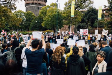MILAN, İtalya - 25 Eylül 2022: protestocular Mahsa Amini 'nin ölümünden sonra İtalya' nın Milano kentindeki Castello Sforzesco 'da gösteri yaptılar. 