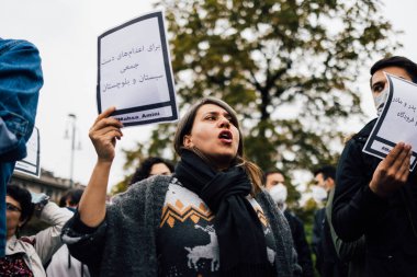 MILAN, İtalya - 25 Eylül 2022: protestocular Mahsa Amini 'nin ölümünden sonra Castello Sforzesco' da protesto işareti gösterdiler. 