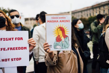 MILAN, İtalya - 25 Eylül 2022: protestocular Mahsa Amini 'nin ölümünden sonra Castello Sforzesco' da protesto işareti gösterdiler. 