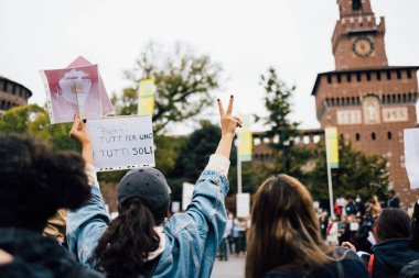 MILAN, İtalya - 25 Eylül 2022: protestocular Mahsa Amini 'nin ölümünden sonra Castello Sforzesco' da protesto işareti gösterdiler. 
