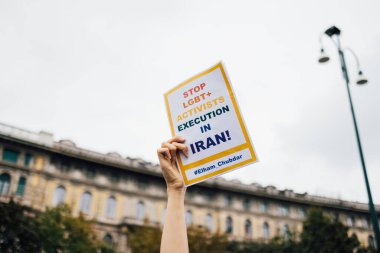 MILAN, İtalya - 25 Eylül 2022: protestocular Mahsa Amini 'nin ölümünden sonra Castello Sforzesco' da protesto işareti gösterdiler. 