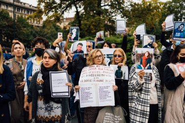 MILAN, İtalya - 25 Eylül 2022: protestocular Mahsa Amini 'nin ölümünden sonra İtalya' nın Milano kentindeki Castello Sforzesco 'da gösteri yaptılar. 