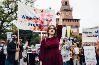 MİLAN, İTALYA 25 Eylül 2022: protestocular İtalya, Milano 'daki Castello Sforzesco' da gösteri yaparak Mahsa Amini 'nin ölümüne karşı saç kestiler.. 