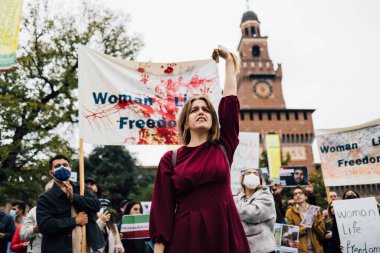 MILAN, İtalya - 25 Eylül 2022: protestocular Mahsa Amini 'nin ölümünden sonra Castello Sforzesco' da protesto işareti gösterdiler. 