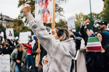 MILAN, İtalya - 25 Eylül 2022: protestocular Mahsa Amini 'nin ölümünden sonra İtalya' nın Milano kentindeki Castello Sforzesco 'da gösteri yaptılar. 